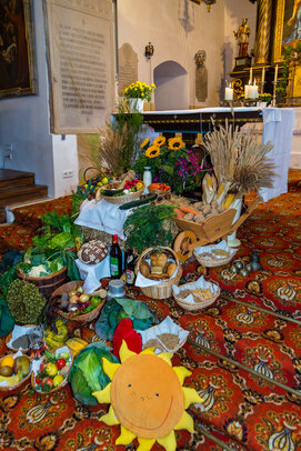 Thumbnail: _JA 24256 Erntedank in Hohenried, Erntedankaltar.jpg